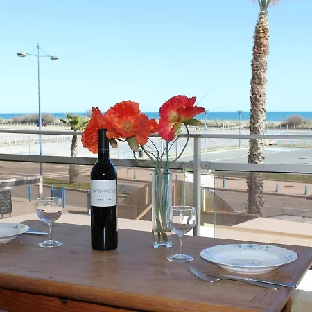 Apartment En Front De A Saint-pierre-la-mer Avec Loggia - 100m De La Plage, 200m Du Centre - Fr-1-229d-61